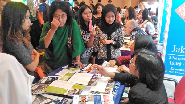 Tidak sedikit pula orang tua yang ikut mendapingi putra-putrinya hadir di Dutch Placement Days 2017 di Erasmus Huis Jakarta, Jumat, 3 November 2017