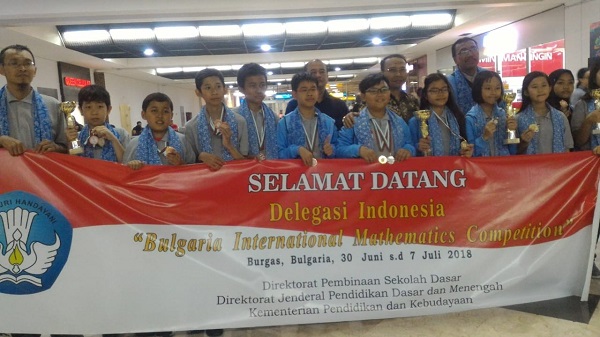 Arshanada Putranta dari SDK 6 PENABUR Jakarta bersama delegasi Indonesia lainnya sepulang dari Bulgaria International Mathematics Competition (BIMC) 2018 di Bandara Soekarno Hatta, Jakarta