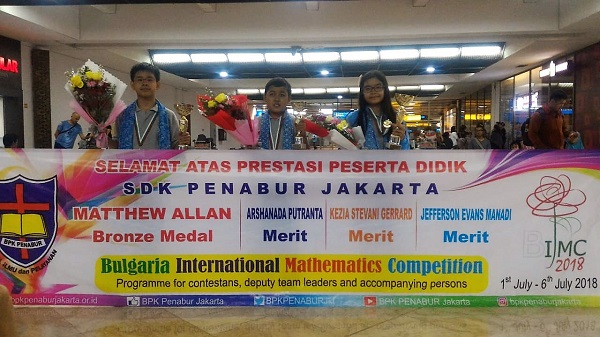 Arshanada Putranta dari SDK 6 PENABUR Jakarta bersama peserta didik BPK PENABUR Jakarta lainnya di Bulgaria International Mathematics Competition (BIMC) 2018 saat tiba di Bandara Soekarno Hatta, Jakarta