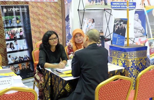 Booth 4 Universitas dari Indonesia Diserbu Ratusan Pelajar Brunei