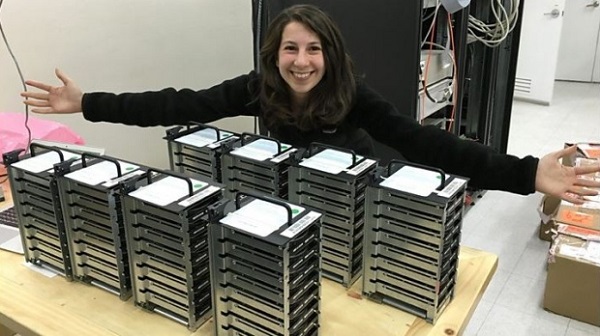 Si jenius muda Katie Bouman (29), pakar algoritma dan peneliti yang pernah menjadi mahasiswa pascasarjana jurusan ilmu komputer di Massachusetts Institute of Technology (MIT) (F