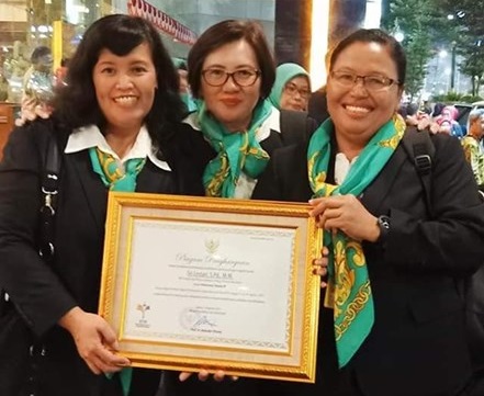 Kepala TKK PENABUR Kota Wisata, Sri Letari S.Pd., M.M (paling kiri), Juara I Guru dan Tenaga Kependidikan (GTK) Berprestasi dan Berdedikasi Tingkat Nasional 2019 bersama rekan pendidik