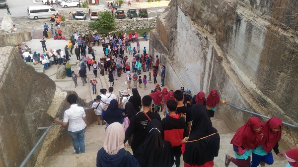 Wisatawan Tebing Breksi di Yogyakarta 