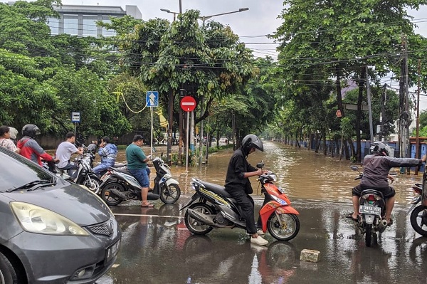 Jalan di daerah Pulomas, Kayu Putih, Jakarta Timur tergenang air udai hujan deras pada Sabtu, 8 Februari 2020