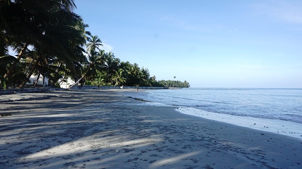 Hamparan pasir putih kehitaman dan deburan ombak di Pantai Sioban membuat setiap pengunjungnya nyaman untuk bersantai di atasnya. (Arlicia/KalderaNews)