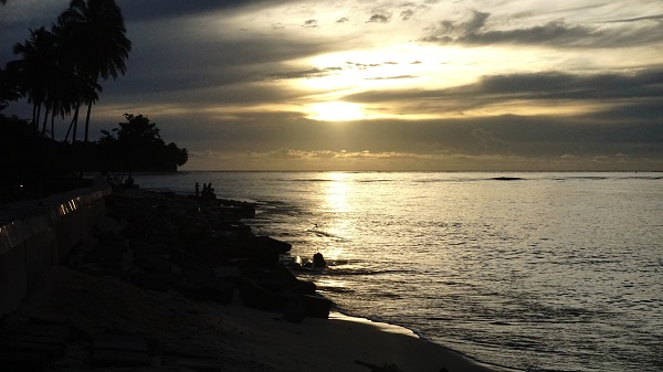 Matahari tenggelam di Pantai Mapadegat menciptakan siluet yang indah untuk berfoto ria. (Arlicia/KalderaNews)