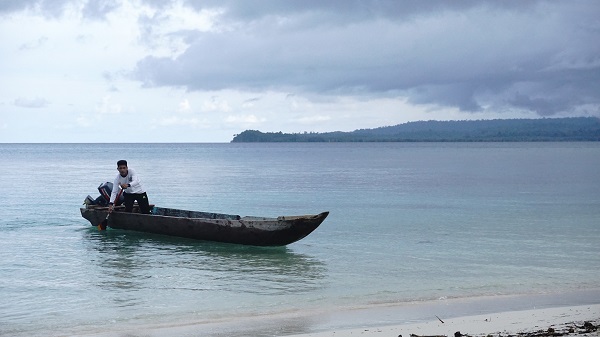 Pantai Aloita yang tenang, jernih, dan tampak kehijauan sangat nyaman untuk berenang dan menyaksikan polah ikan-ikan kecil. (Arlicia/KalderaNews)