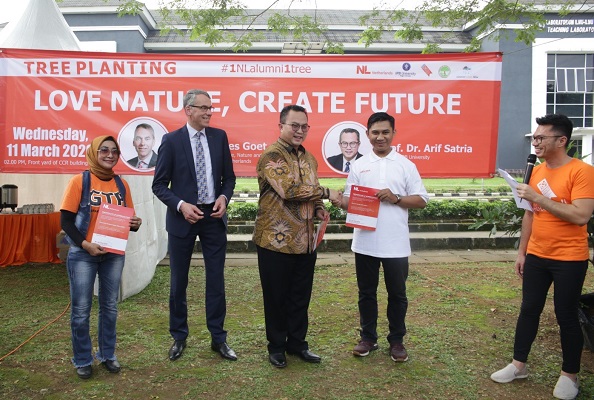 Jaringan Alumni Belanda meluncurkan program “Love Nature, Create Future” dengan tagar #1NLAlumni1Tree yang dihadiri Wakil Menteri Pertanian, Alam, dan Kualitas Pangan Belanda, Jan Kees Goet, dan Rektor IPB, Prof. Arif Satria di IPB Dramaga, Rabu, 11 Maret 2020 