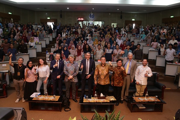 Wakil Menteri Pertanian, Alam, dan Kualitas Pangan Belanda, Jan-Kees Goet berfoto bersama usai tampil sebagai pembicara tamu dalam talk show yang terinspirasi oleh acara TV di Belanda, College Tour. Rektor IPB, Prof. Dr. Arif Satria yang bertindak sebagai moderator dalam acara ini mengangkat tema "Circular Agriculture", Rabu, 11 Maret 2020 