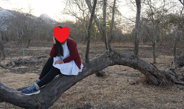 Di antara pepohonan kering menjadi salah satu spot foto yang menarik di Savana Bekol, Baluran. (Arlicia/KalderaNews)