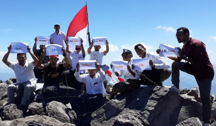 Komunitas Niang Ka’eng Bealaing mengibarkan Sang Merah Putih di Puncak Gunung Nampar Nos, Manggarai Timur, Flores, Nusa Tenggara Timur, Senin, 17 Agustus 2020