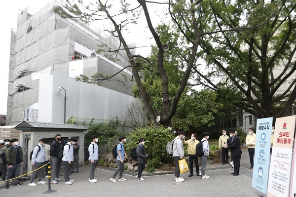 Pelajar di Sekolah Menengah Jeonmin di Daejeon, Korea Selatan saat pandemi Covid-10