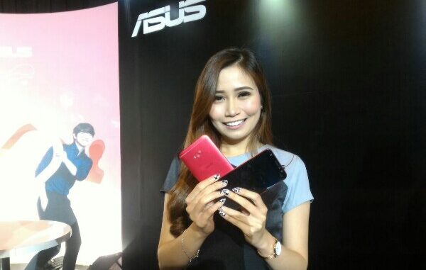 Model menunjukkan smartphone Asus yang baru diluncurkan di tahun-tahun yang telah berlalu (KalderaNews/JS de Britto)