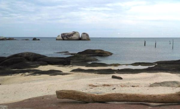 Pantai Tanjung Tinggi yang kini populer dengan nama Pantai Laskar Pelangi