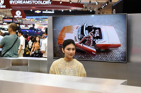 Sales Promotion Girl (SPG) atau usher di gelaran GAIKINDO Indonesia International Auto Show (GIIAS) 2018 di Indonesia Convention Exhibition (ICE) BSD City, Tangerang Selatan, Minggu, 5 Agustus 2018