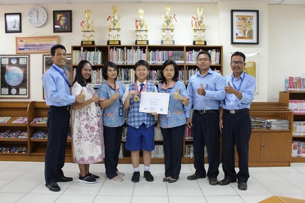 Edward Humianto bersama kepala sekolah dan guru-guru pendamping di SMPK 6 PENABUR Jakarta