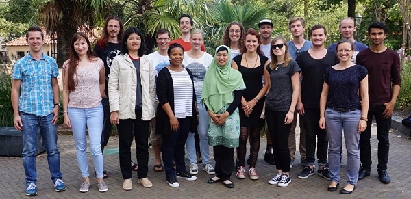 Indri Hapsari Putri bersama peserta program Master in Microbiology melakukan kunjungan ke micropia