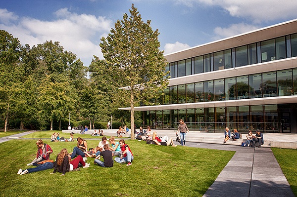 Radboud University adalah kampus hijau di kota tertua di Belanda bernama Nijmegen