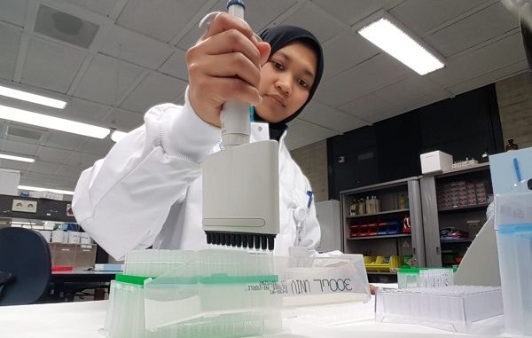 Indri Hapsari Putri sedang menyiapkan sampel untuk pemeriksaan dengan FACS machine di Radboud University