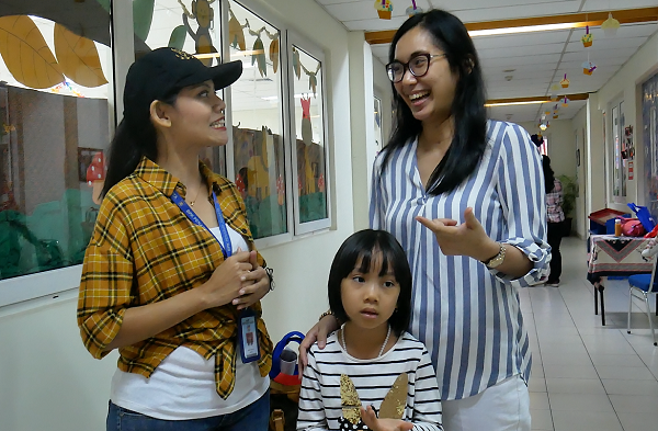 Kepala Sekolah TKK 3 PENABUR Jakarta, Jesslyn Bestari (kiri bertopi) berbincang dengan salah satu orangtua murid di sela-sela acara Open School dengan tema “Family Fun Zone” di TKK 3 PENABUR Jakarta pada Sabtu, 27 Oktober 2018
