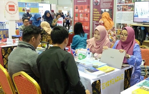 Booth 4 Universitas dari Indonesia Diserbu Ratusan Pelajar Brunei
