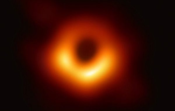 Foto pertama lubang hitam yang didapatkan lewat observasi dengan Event Horizon Telescope (EHT)