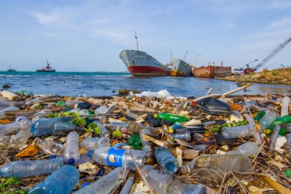 Tumpukan sampah plastik di tepi pelabuhan