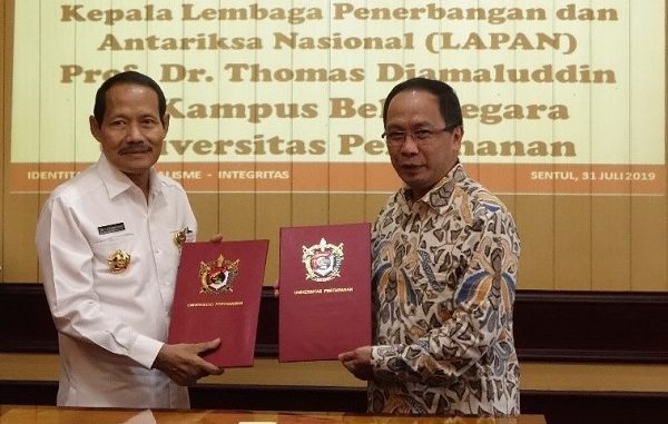 Kepala LAPAN, Prof. Dr. Thomas Djamaluddin dan Rektor Unhan, Letnan Jendral TNI Dr. Tri Legionosuko