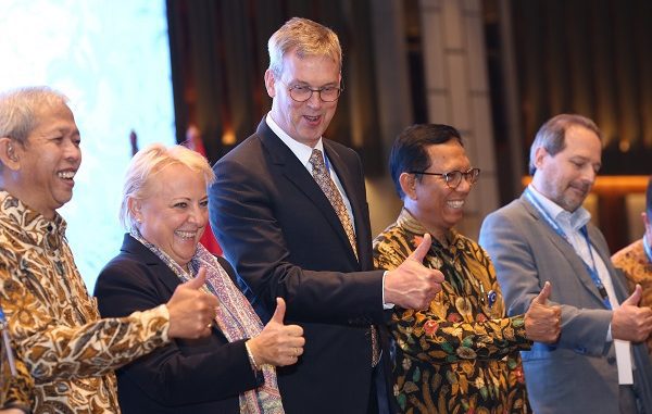 Kepala Delegasi Uni Eropa untuk Indonesia, Vincent Piket bersama Deputi Menteri BAPPENAS bidang Ekonomi, Bambang Prijambodo dan Direktur Jenderal Pengembangan Ekspor Nasional Kementerian Perdagangan RI Dody Edward saat meresmikan peluncuran proyek ARISE+