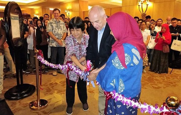 Duta Besar AS untuk Indonesia, Joseph R. Donovan Jr. bersama dengan Prof. Dr. Paulina Pannen, M.Ls. (Staf Ahli - Pendidikan Tinggi) dari Direktorat Jenderal Pendidikan Tinggi, Kementerian Riset, Teknologi, dan Pendidikan Tinggi menggunting pita tanda dibukanya U.S. Graduate Fair 2018 di Hotel Mulia Senayan, Jl. Asia Afrika, Senayan, Jakarta, Minggu, 16 September 2018