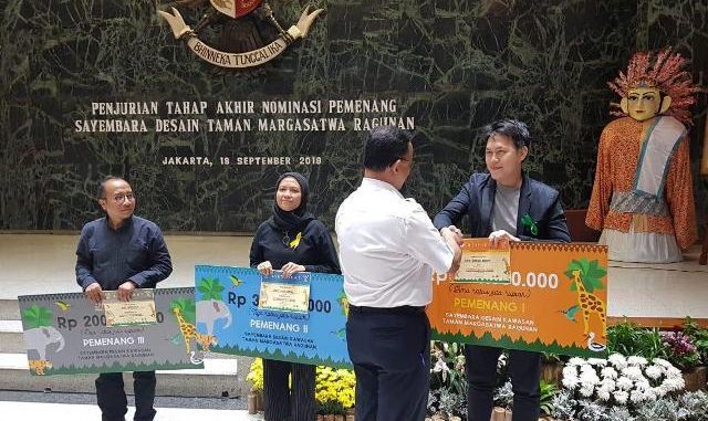 Gubernur DKI Jakarta Anies Baswedan menyerahkan hadiah kepada Tim UAJY