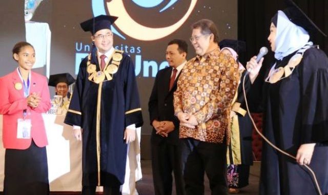 Maria Pascalia W (paling kiri) bersama Rektor Universitas Esa Unggul dan Menkominfo Rudiantara