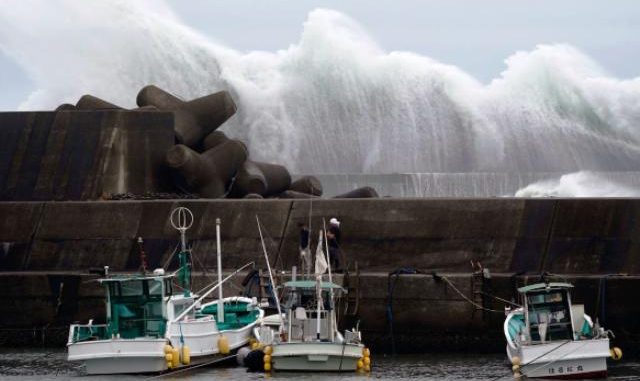 Ombak menghantam pemecah gelombang di sebuah pelabuhan di Kota Kiho, Prefektur Mie, Jepang, Jumat lalu