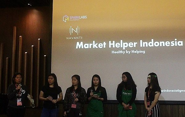 Para peserta UPH Startup Competition mempresentasikan ide bisnis mereka di depan para juri sebelum penilaian akhir kompetisi