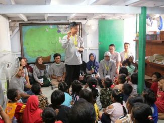 Penerima beasiswa LPDP memberikan literasi kepada anak-anak di kawasan Jakarta Utara. (Dok. Pribadi)