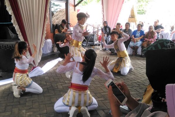 Penampilan modern dance di Grand Opening Resto & Cafe Telaga Asih, Jl. Kaliurang, Km. 16, Sleman, Yogyakarta, Sabtu, 16 November 2019