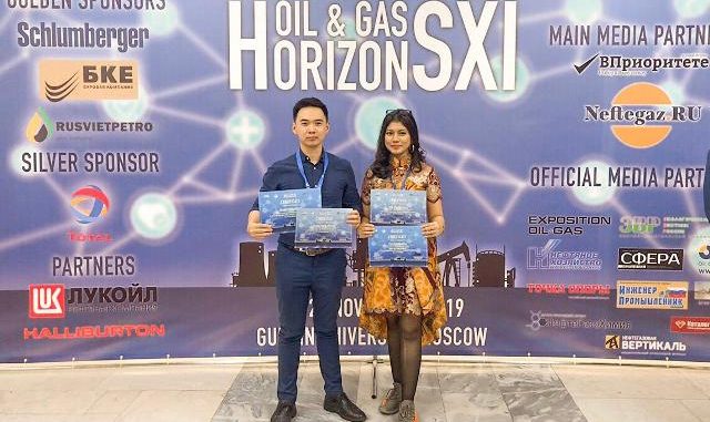 Mahasiswa ITS, Tita Oxa Anggrea dan Frankstein Arphan berhasil menyabet juara pertama pada dua cabang lomba sekaligus di ajang Oil and Gas Horizons XI di Moskow, Rusia. (Dok. ITS)