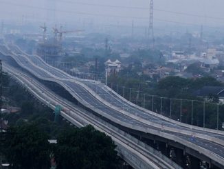 Sejumlah kendaraan petugas jalan tol melintas di area pengerjaan perbaikan sisi sambung jalan Tol layang Jakarta-Cikampek II (Elevated), di Bekasi, Jawa Barat, Rabu (11/12/2019) (ANTARA/Risky Andrianto)