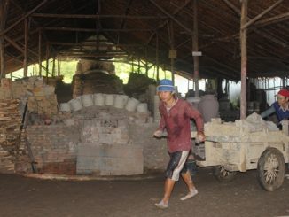 Pekerja di Tungku Naga, tempat pembuatan keramik di Singkawang. (kalderanews.com/y.prayogo)