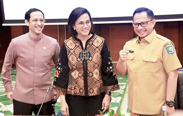 Menteri Keuangan Sri Mulyani Indrawati (tengah) didampingi Menteri Pendidikan dan Kebudayaan, Nadiem Makarim dan Menteri Dalam Negeri, Tito Karnavian di Kantor Kemenkeu, Jakarta, Senin, 10 Februari 2020