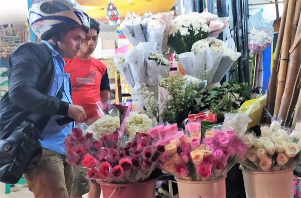 Pedagang bunga di Jalan Raya Kalimalang, Pangkalan Jati, Jakarta Timur pada Jumat, 14 Februari 2020