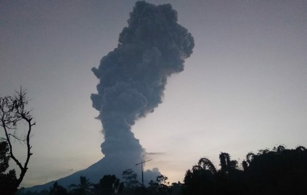 Erupsi Gunung Merapi pada Selasa, 3 Maret 2020 terpantau dari Dusun Gemer, Ngargomulyo, Dukung, Magelang, Jawa Tengah