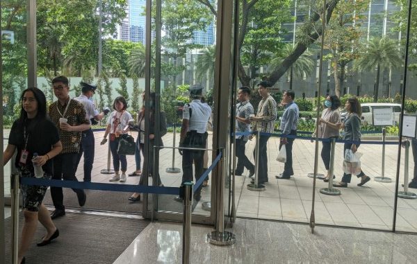 Petugas memeriksa dengan alat thermo scanner di sejumlah pintu masuk perkantoran yang ada di Sudirman Central Business District atau SCBD di Jakarta Selatan, Senin, 9 Maret 2020