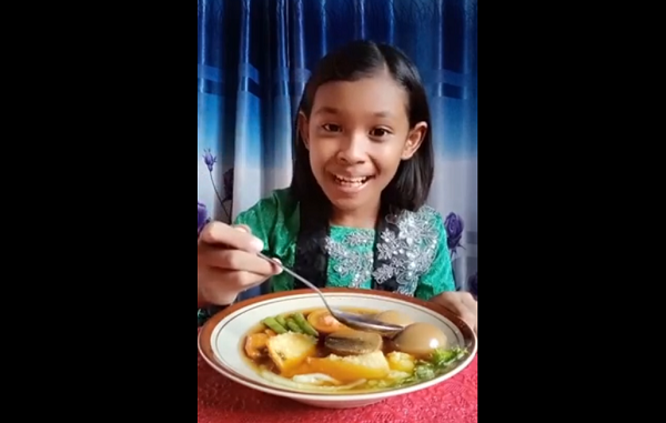 Bunga Salsabila dengan konten Mukbang Selat Solo