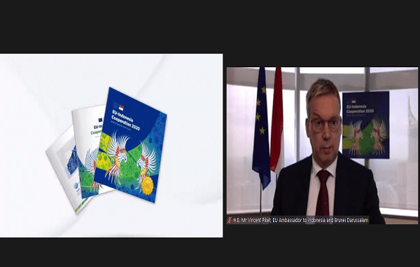 H.E Vincent Piket (kanan), selaku Duta Besar Uni Eropa untuk Brunei Darussalam dan Indonesia di peluncuran publikasi EU-Indonesia Cooperation Publications 2020 pada Kamis (17/9) (KalderaNews/ Syasa Halima).