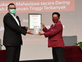 Rektor Untar, Prof. Dr. Ir. Agustinus Purna Irawan menerima penghargaan Rekor Muri. (KalderaNews.com/Dok.Untar)