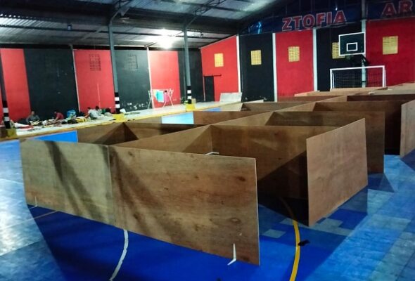 Bilik-bilik Tempat Evakuasi Akhir (TEA) di tengah pandemi Covid-19 berdesain khusus berukuran sekitar 2 x 2 meter yang masih dalam proses pengerjaan di TEA Tamanagung, Muntilan, Magelang, Jawa Tengah, Jumat malam, 6 November 2020