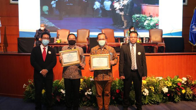 Rektor Unika Atma Jaya (dua dari kiri) menerima penghargaan dalam ketegori Perguruan Tinggi Swasta Dengan Persentase Jabatan Akademik dan Sertifikat Pendidik Dosen Terbanyak Kategori Universitas Tingkat LLDikti Wilayah III