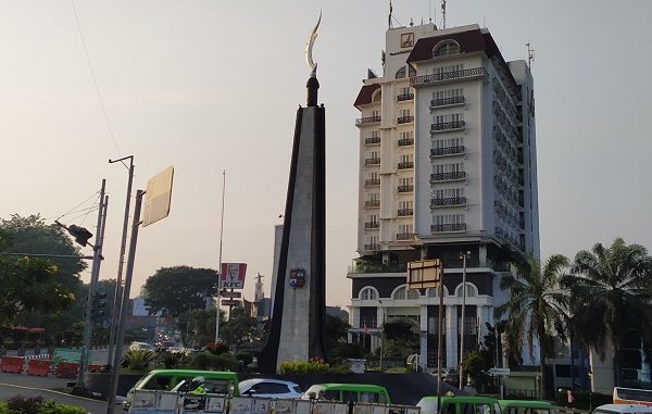 Tugu Kujang di samping Kebun Raya Bogor ini merupakan ikon kota Bogor yang bentuknya menyerupai sebuah senjata pusaka yang berasal dari Jawa Barat. Tugu Kujang dibangun pada 4 Mei 1982 pada masa pemerintahan wali kota Achmad Sobana dengan biaya pembangunan mencapai 80 juta