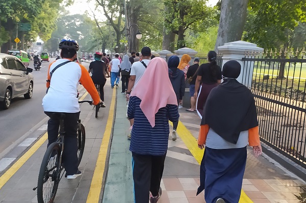 Jalur pedestrian Kebun Raya Bogor atau jalur pejalan kaki di kawasan Kebun Raya Bogor berdampingan dengan jalur pesepeda